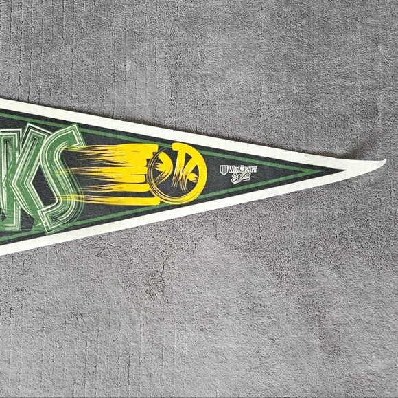 Wincraft Milwaukee Bucks NBA Pennant Flag - Picture 3 of 6